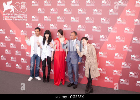 9. September 2011 - Venedig, Italien - von links nach rechts Akteure Lau Ching Wan, Stephanie Che, Myolie Wu, Regisseur Johnnie To und Schauspielerin Denise Ho beim Fototermin vor der Premiere von "Duo Mingjin" Film unter der Regie von Johnnie To bei den 68. Internationalen Filmfestspielen von Venedig (Credit-Bild: © Marcello Far Stockfoto