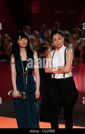 9. September 2011 - Venedig, Italien - von links nach rechts Schauspielerinnen Stephanie Che und Denise Ho auf dem roten Teppich vor der Premiere von "Duo Mingjin" Film unter der Regie von Johnnie To bei den 68. Internationalen Filmfestspielen von Venedig (Credit-Bild: © Marcello Farina/Southcreek Global/ZUMAPRESS.com) Stockfoto