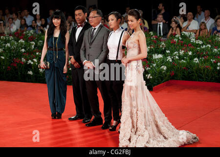 9. September 2011 - Venedig, Italien - von links nach rechts Schauspielerinnen Stephanie Che, Lau Ching Wan Schauspieler, Regisseur Johnnie To, Schauspielerin Denise Ho und Myolie Wu auf dem roten Teppich vor der Premiere von "Duo Mingjin" Film unter der Regie von Johnnie To bei den 68. Internationalen Filmfestspielen von Venedig (Credit-Bild: © Ma Stockfoto