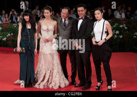 9. September 2011 - Venedig, Italien - von links nach rechts Schauspielerinnen Stephanie Che, Myolie Wu, Lau Ching Wan Schauspieler, Regisseur Johnnie To und Schauspielerin Denise Ho auf dem roten Teppich vor der Premiere von "Duo Mingjin" Film unter der Regie von Johnnie To bei den 68. Internationalen Filmfestspielen von Venedig (Credit-Bild: © Ma Stockfoto