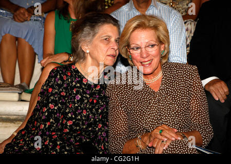 11. September 2011 - besucht Athen, Griechenland - Königin ANNE-MARIE von Griechenland und Prinzessin IRENE von Griechenland das Konzert des griechischen Komponisten Stavros Xarhakos im antiken Theater des Herodes Atticus. (Bild Kredit: Aristidis Vafeiadakis/ZUMAPRESS.com ©) Stockfoto