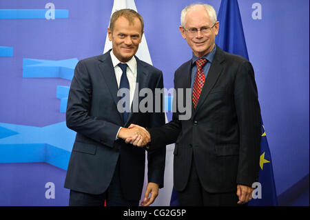 12. September 2011 - Brüssel, BXL, begrüßt Belgien - Belgier HERMAN VAN ROMPUY, der Präsident des Europäischen Rates der polnische Premierminister DONALD TUSK vor der Sitzung am Sitz des Europäischen Rates in Brüssel. (Kredit-Bild: © Wiktor Dabkowski/ZUMAPRESS.com) Stockfoto