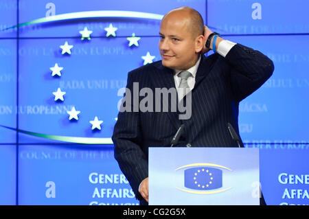 12. September 2011 - gibt BXL, Brüssel, Belgien - polnische Staatssekretär für Europa NIKOLAJ DOWGIELEWICZ eine Pressekonferenz am Ende des European General Angelegenheiten Rat in Brüssel. (Kredit-Bild: © Wiktor Dabkowski/ZUMAPRESS.com) Stockfoto