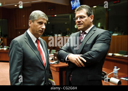 12. September 2011 - BXL, Brüssel, Belgien - österreichische Angelegenheiten Außenminister Michael Spindelegger (L) mit Kommissar Maros Safcovic für interinstitutionelle Beziehungen und Verwaltung vor einer europäischen allgemeinen Rat in Brüssel am 2011-09-12 von Wiktor Dabkowski Chats ( Stockfoto