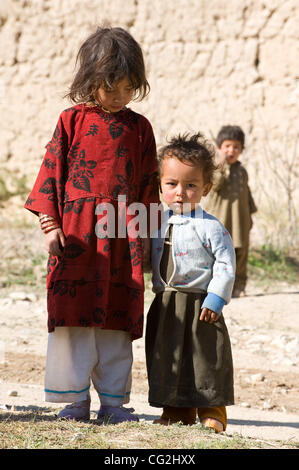 21. September 2011 - Syed Hazamah (Village, Ghor (Provinz, Afghanistan - 21. September 2011, Provinz Ghor, Afghanistan - Kinder in das Dorf von Syed Hazamah aussehen auf wie CRS-Mitarbeiter, die Mitglieder zu kommen, um eine lokale Klassenzimmer von Catholic Relief Services als Teil ihrer Community Based Education unterstützt besuchen Stockfoto