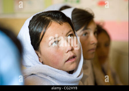 21. September 2011 - Syed Hazamah (Dorf, Ghor (Provinz, Afghanistan - 21. September 2011, Provinz Ghor, Afghanistan - Mädchen nehmen Teil in einer Lektion in einer Gemeinschaft Klassenzimmer im Dorf Syed Hazamah 2007 von Catholic Relief Services (CRS) gegründet. Nur 18 % der Mädchen in der Provinz Ghor von pri Stockfoto