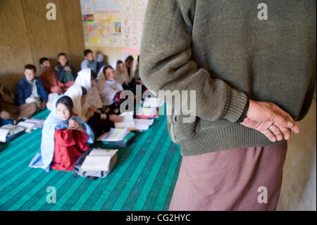 21. September 2011 - Syed Hazamah (Dorf, Ghor (Provinz, Afghanistan - 21. September 2011, Provinz Ghor, Afghanistan - ausgebildet von Catholic Relief Services (CRS) als Lehrer im Jahr 2007 Mitglied der lokalen Gemeinschaft führt eine Lektion in seinem kleinen Klassenzimmer im Dorf von Syed Hazamah in Afghanistans Ghor Stockfoto