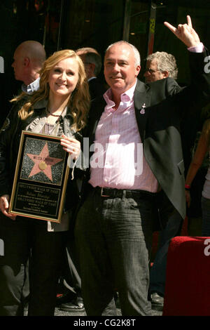 27. September 2011 - Hollywood, Kalifornien, US - I15445CHW. Melissa Etheridge geehrt mit einem Stern auf dem. Hollywood Walk Of Fame.6901 Hollywood Blvd/Vorderseite des Hard Rock Cafe, Hollywood, CA .09/27/2011. MELISSA ETHERIDGE UND HAMISH DODDS - PRESIDENT/CEO VON HARD ROCK INTERNATIONAL. 2011 (Kredit-Bild: © Stockfoto