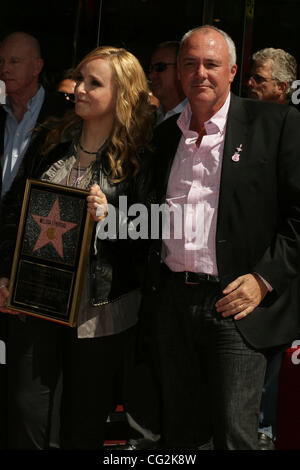 27. September 2011 - Hollywood, Kalifornien, US - I15445CHW. Melissa Etheridge geehrt mit einem Stern auf dem. Hollywood Walk Of Fame.6901 Hollywood Blvd/Vorderseite des Hard Rock Cafe, Hollywood, CA .09/27/2011. MELISSA ETHERIDGE UND HAMISH DODDS - PRESIDENT/CEO VON HARD ROCK INTERNATIONAL. 2011 (Kredit-Bild: © Stockfoto