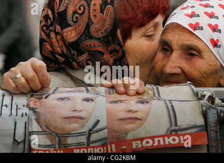 Sep 28, 2011 - Kiew, Ukraine - Unterstützer der Ukraine ehemaliger Premierminister Yulia Tymoshenko, versammelten sich im zentralen Kiew, ihrer Verhaftung zu protestieren. Timoschenko Anhänger sind viel versprechend, um ihren Protest über ihre Haft intensivieren. Yulia Tymoshenko wird vorgeworfen, ihre Stellung zu missbrauchen, wenn ein Gas-Deal Si war Stockfoto