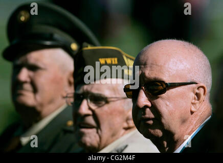 2. Oktober 2011 im Ruhestand - Columbia, Kentucky, USA - der Medal Of Honor Armee-Personal-Sergeant DON J. JENKINS (rechts) Plays während einer Zeremonie zu Ehren Kollegen Kentucky Ehrenmedaille Empfänger Dakota Meyer. Jenkins erhielt der Nation höchste militärische Auszeichnung für seine Handlungen während einer 1969 Vietnam W Stockfoto