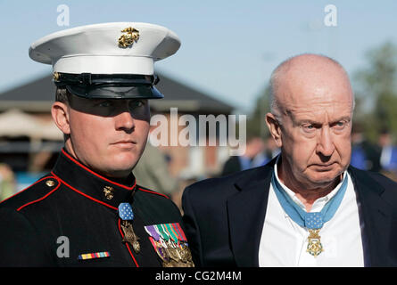 2. Oktober 2011 - Columbia, Kentucky, USA - Kentucky-Medaille der Ehre Empfänger Marine Corps Reserve Sergeant DAKOTA MEYER (links) und pensionierte Armee-Personal-Sergeant DON J. JENKINS posieren für Fotos nach einer Zeremonie markiert das Ende der "Dakota Meyer Week" im Adair County. Meyer erhielt der Nation Zwe Stockfoto