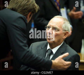 3. Oktober 2011 spricht - Luxemburg - der deutsche Finanzminister WOLFGANG SCHAEUBLE mit einem Kollegen vor der Eururogroup Finanzminister treffen am Sitz des Europäischen Rates Montag. Finanzminister der Eurozone diskutieren Fortschritt Griechenlands, seine Finanzen in Ordnung nach Athen adm Stockfoto