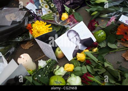 6. Oktober 2011 - London, England, Vereinigtes Königreich - Steve Jobs, ist Gründer von Apple und ehemaliger CEO im Alter von 56 Jahren am 5. Oktober 2011 verstorben. Blumen und Nachrichten erschien vor dem Regent Street Apple Store in zentralen Londo, London, UKSteve Jobs, ist Gründer von Apple und ehemaliger CEO im Alter von 56 OC gestorben. Stockfoto