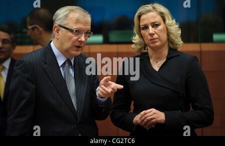 21. Oktober 2011 - BXL, Brüssel, Belgien - Olli Rehn die monetären Angelegenheiten EU-Kommissar-chats mit Finnisch Finanzministerin Jutta Urpilainen während eines Treffens der Euro-Zone Finanzminister in Brüssel am 2011-10-21 sagt der Vorsitzende der Euro-Gruppe der Finanzminister die Verzögerung t Stockfoto