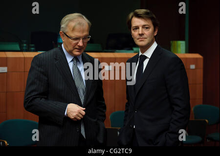 21. Oktober 2011 - BXL, Brüssel, Belgien - französischer Finanzminister, Francois Baroin (R) und Olli Rehn monetären Angelegenheiten-EU-Kommissar während eines Treffens der Eurozone Finance Minister in Brüssel am 2011-10-21, der Vorsitzende der Euro-Gruppe der Finanzminister die Verzögerung sagt, ein Stockfoto