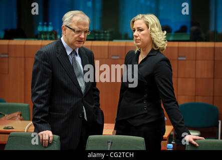 21. Oktober 2011 - BXL, Brüssel, Belgien - Olli Rehn die monetären Angelegenheiten EU-Kommissar-chats mit Finnisch Finanzministerin Jutta Urpilainen während eines Treffens der Euro-Zone Finanzminister in Brüssel am 2011-10-21 sagt der Vorsitzende der Euro-Gruppe der Finanzminister die Verzögerung t Stockfoto