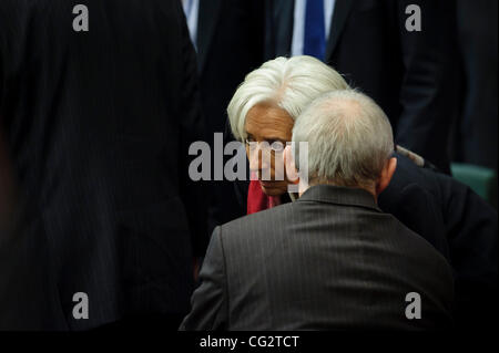 21. Oktober 2011 - Finanzminister BXL, Brüssel, Belgien - der deutsche Finanzminister Wolfgang Schäuble (hinten) Flüstern zu Luxemburg Minister des Haushalts Luc Frieden während eines Treffens der Euro-Zone in Brüssel am 2011-10-21, sagt der Vorsitzende der Euro-Gruppe der Finanzminister die Verzögerung zu Stockfoto