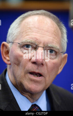 21. Oktober 2011 - Brüssel, BXL, Belgien - der deutsche Finanzminister Wolfgang Schäuble im Gespräch mit der Presse vor dem Treffen der Finanzminister der Eurozone in Brüssel am 2011-10-21, der Vorsitzende der Euro-Gruppe der Finanzminister sagt die Verzögerung um eine Schuldenkrise schafft, ein '' katastrophalen '' ich Stockfoto