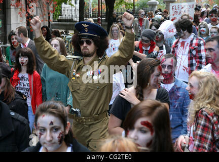 Ausgeführt libysche Staatschef Oberst Moammar Gadhafi wurden auch während der Ottawa Zombie Walk gesehen. Hunderte von Zombies nehmen über Downtown Ottawa für die jährlichen Zombie Walk 2011 am 22. Oktober 2011. Teilnehmer, größtenteils bestehend aus Jugendlichen verkleiden und machen über ihre Gesichter auszusehen wie fleischfressenden zomb Stockfoto