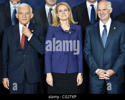 23. Oktober 2011 - Brüssel, BXL, Belgien - (L-R) Präsident des Europäischen Parlaments, Jerzy Buzek, Dänemarks Ministerpräsident Helle Thorning-Schmidt und griechischen Ministerpräsidenten und griechische Premierminister Georgios Papandreou Pose für ein Familienfoto in einen Europäischen Rat an das Justus-Lipsius-Gebäude, EU Stockfoto