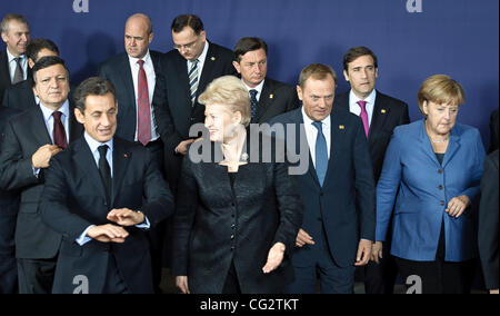 23. Oktober 2011 - Brüssel, BXL, Belgien - der französische Präsident Nicolas Sarkozy (L-R), die litauische Staatspräsidentin Dalia Grybauskaite, der polnische Premierminister Donald Tusk und Deutsch Kanzler Angela Merkel führen Premierminister und Präsidenten nach posieren für ein Familienfoto in einen Europäischen Rat bei der Just Stockfoto