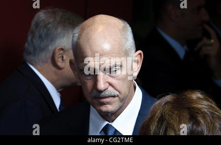 23. Oktober 2011 - BXL, Brüssel, Belgien - griechische Ministerpräsident George Papandreou kommt für ein Familienfoto in einen Europäischen Rat an das Justus-Lipsius-Gebäude, EU-Hauptquartiers in Brüssel, Belgien am 23 / 10 / 2011 Europa zielte darauf ab, eine Lösung für die schlimmste Wirtschaftskrise in festnageln seine hist Stockfoto