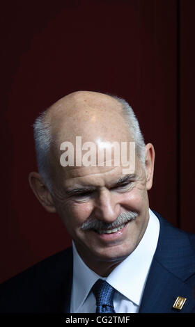 23. Oktober 2011 - BXL, Brüssel, Belgien - griechische Ministerpräsident George Papandreou kommt für ein Familienfoto in einen Europäischen Rat an das Justus-Lipsius-Gebäude, EU-Hauptquartiers in Brüssel, Belgien am 23 / 10 / 2011 Europa zielte darauf ab, eine Lösung für die schlimmste Wirtschaftskrise in festnageln seine hist Stockfoto
