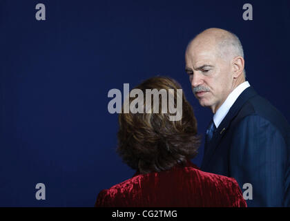 23. Oktober 2011 - Brüssel, BXL, kommen Belgien - griechische Ministerpräsident George Papandreou (L) und Catherine ASHTON, Hohe Vertreterin der Union für Außen- und Sicherheitspolitik, Vizepräsident der Kommission für ein Familienfoto in einen Europäischen Rat an das Justus-Lipsius-Gebäude, Stockfoto