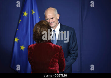 23. Oktober 2011 - Brüssel, BXL, kommen Belgien - griechische Ministerpräsident George Papandreou (L) und Catherine ASHTON, Hohe Vertreterin der Union für Außen- und Sicherheitspolitik, Vizepräsident der Kommission für ein Familienfoto in einen Europäischen Rat an das Justus-Lipsius-Gebäude, Stockfoto