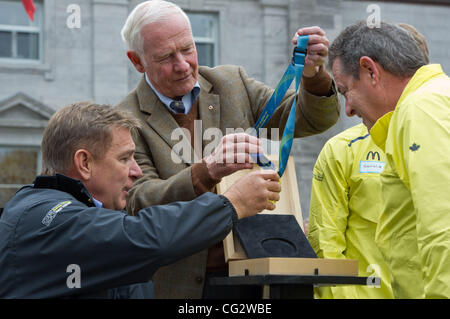 26. Oktober 2011 - Ottawa, Ontario, Kanada - Rick Hansen und Generalgouverneur David Johnston legen die Menschen in Bewegung 25. Jahrestag Medaille bei der Lagerung bei Stopp am Rideau Hall in Ottawa, Ontario Kanada. (Kredit-Bild: © Marc DesRosiers/Southcreek/ZUMAPRESS.com) Stockfoto