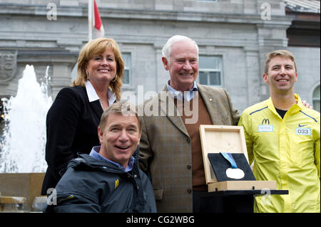 26. Oktober 2011 - Ottawa, Ontario, Kanada - Rick Hansen und seine Menschen in Motion World Tour noch einen Zwischenstopp am Rideau Hall in Ottawa, Ontario Kanada und traf sich mit Generalgouverneur David Johnston. (Kredit-Bild: © Marc DesRosiers/Southcreek/ZUMAPRESS.com) Stockfoto