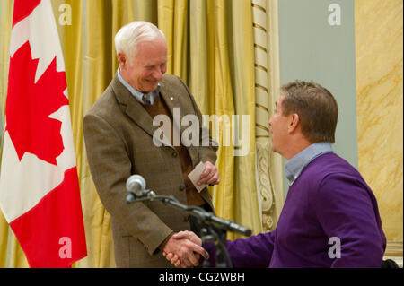 26. Oktober 2011 - Ottawa, Ontario, Kanada - Generalgouverneur David Johnston (; Eft) schüttelt Hände mit Rick Hansen in Rideau Hall als Bestandteil der Rick Hansen Mann in Motion World Tour Stop in Ottawa, Ontario Kanada. (Kredit-Bild: © Marc DesRosiers/Southcreek/ZUMAPRESS.com) Stockfoto