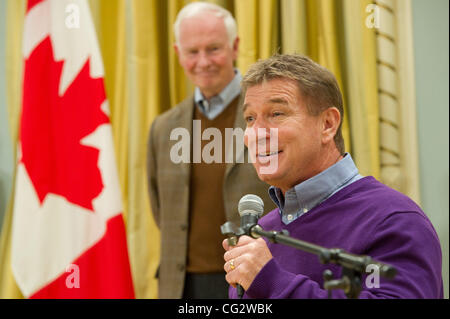 26. Oktober 2011 spricht am Rideau Hall in Anwesenheit von Generalgouverneur David Johnston als Teil seines Mannes in Motion World Tour noch einen Zwischenstopp in Ottawa, Ontario Canada - Ottawa, Ontario, Kanada - Rick Hansen. (Kredit-Bild: © Marc DesRosiers/Southcreek/ZUMAPRESS.com) Stockfoto