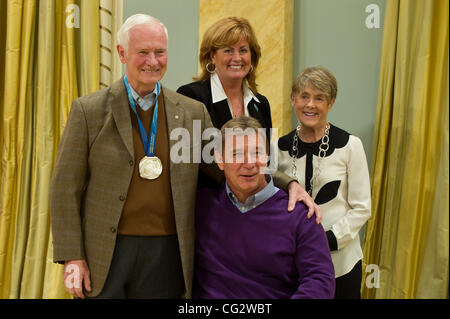 26. Oktober 2011 wirft - Ottawa, Ontario, Kanada - Generalgouverneur David Johnston mit Rick Hanson und deren Frauen, da sie des 25. Jahrestages des Mannes in Motion World Tour während eines Halts am Rideau Hall in Ottawa, Ontario Kanada Feier. (Kredit-Bild: © Marc DesRosiers/Southcreek/ZUMAPRESS.com) Stockfoto