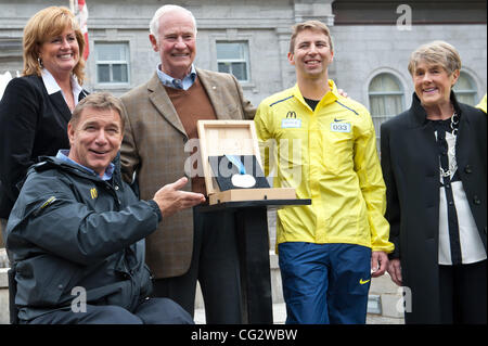 26. Oktober 2011 - Ottawa, Ontario, Kanada - Rick Hansen und seine Menschen in Motion World Tour noch einen Zwischenstopp am Rideau Hall in Ottawa, Ontario Kanada und traf sich mit Generalgouverneur David Johnston. (Kredit-Bild: © Marc DesRosiers/Southcreek/ZUMAPRESS.com) Stockfoto