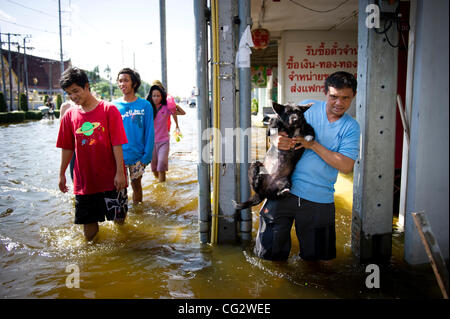 27. Oktober 2011 durchwaten überflutete Straße in Bangkok, Thailand - Bangkok, Thailand - Bewohner. Hochwasser sind schleichende weiter in die Hauptstadt des Landes. Thailand leidet unter der schlimmsten Überschwemmungen seit 50 Jahren. (Kredit-Bild: © Natthawat Wongrat/ZUMAPRESS.com) Stockfoto