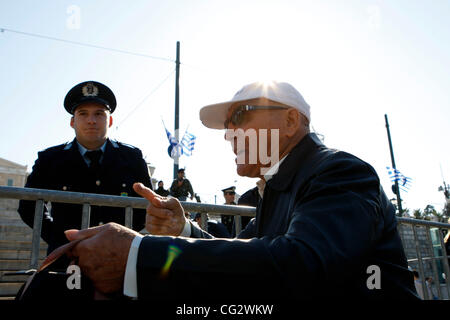 28. Oktober 2011 - Athen, Griechenland - Protest während Student parade zum 71. Jahrestag der den Beitritt Griechenlands in den zweiten Weltkrieg vor Bildungsministerin Anna Diamantopoulou außerhalb des griechischen Parlaments. (Bild Kredit: Aristidis Vafeiadakis/ZUMAPRESS.com ©) Stockfoto