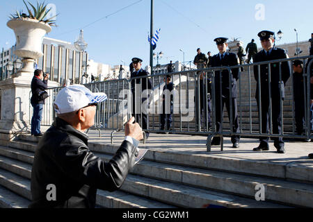 28. Oktober 2011 - Athen, Griechenland - Protest während Student parade zum 71. Jahrestag der den Beitritt Griechenlands in den zweiten Weltkrieg vor Bildungsministerin Anna Diamantopoulou außerhalb des griechischen Parlaments. (Bild Kredit: Aristidis Vafeiadakis/ZUMAPRESS.com ©) Stockfoto