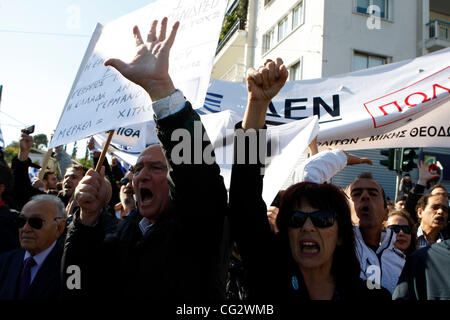 28. Oktober 2011 - Athen, Griechenland - Protest während Student parade zum 71. Jahrestag der den Beitritt Griechenlands in den zweiten Weltkrieg vor Bildungsministerin Anna Diamantopoulou außerhalb des griechischen Parlaments. (Bild Kredit: Aristidis Vafeiadakis/ZUMAPRESS.com ©) Stockfoto