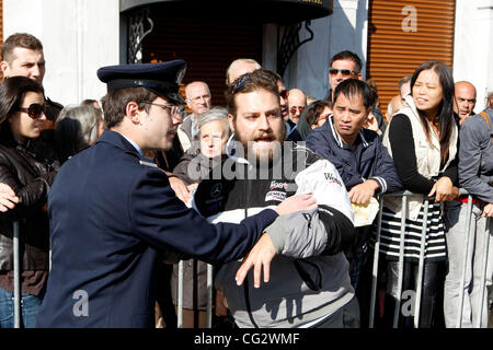 28. Oktober 2011 - Athen, Griechenland - Protest während Student parade zum 71. Jahrestag der den Beitritt Griechenlands in den zweiten Weltkrieg vor Bildungsministerin Anna Diamantopoulou außerhalb des griechischen Parlaments. (Bild Kredit: Aristidis Vafeiadakis/ZUMAPRESS.com ©) Stockfoto