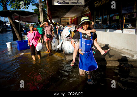 29. Oktober 2011 durchwaten überflutete Straße in Bangkok, Thailand - Bangkok, Thailand - Thai Einwohner. Hochwasser sind schleichende weiter in das Stadtzentrum. Thailand leidet unter der schlimmsten Überschwemmungen seit 50 Jahren. Rund 380 Menschen starben infolge von Überschwemmungen seit Ende Juli nach Abteilung von Disa Stockfoto