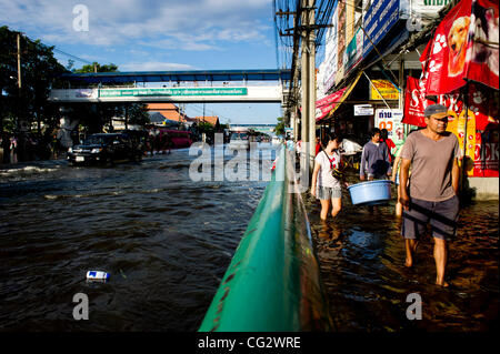29. Oktober 2011 durchgehen überflutete Straße in Bangkok, Thailand - Bangkok, Thailand - Thai Einwohner. Hochwasser sind schleichende weiter in das Stadtzentrum. Thailand leidet unter der schlimmsten Überschwemmungen seit 50 Jahren. Rund 380 Menschen starben infolge von Überschwemmungen seit Ende Juli nach Abteilung von Disa Stockfoto