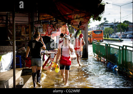 29. Oktober 2011 durchgehen überflutete Straße in Bangkok, Thailand - Bangkok, Thailand - Thai Einwohner. Hochwasser sind schleichende weiter in das Stadtzentrum. Thailand leidet unter der schlimmsten Überschwemmungen seit 50 Jahren. Rund 380 Menschen starben infolge von Überschwemmungen seit Ende Juli nach Abteilung von Disa Stockfoto