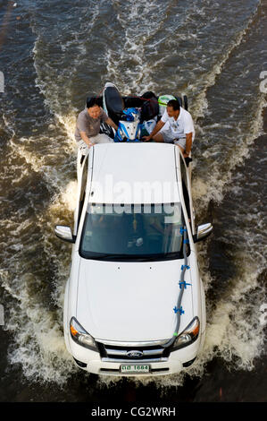 29. Oktober 2011 wie Hochwasser kriechen - Bangkok, Thailand - A Pickup-Truck fährt entlang einer überfluteten Straße in das Capitol Center weiter. Thailand ist Leiden von ist es schlimmsten Überschwemmungen seit 50 Jahren. Seit Ende Juli nach Abteilung Katastrophenschutz und Entscheidungssicherheit sind rund 380 Menschen gestorben. Stockfoto
