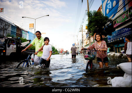 29. Oktober 2011 durchwaten überflutete Straße in Bangkok, Thailand - Bangkok, Thailand - Thai Einwohner. Hochwasser sind schleichende weiter in das Stadtzentrum. Thailand leidet unter der schlimmsten Überschwemmungen seit 50 Jahren. Rund 380 Menschen starben infolge von Überschwemmungen seit Ende Juli nach Abteilung von Disa Stockfoto
