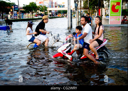 29. Oktober 2011 Reisen durch überflutete Straße in Bangkok, Thailand - Bangkok, Thailand - Thai Einwohner. Hochwasser sind schleichende weiter in das Stadtzentrum. Thailand leidet unter der schlimmsten Überschwemmungen seit 50 Jahren. Rund 380 Menschen starben infolge von Überschwemmungen seit Ende Juli nach Abteilung von Di Stockfoto