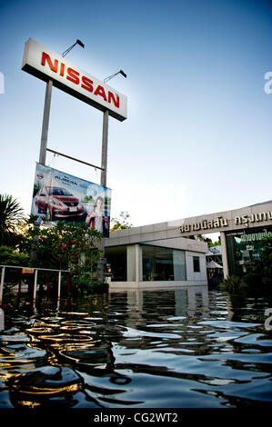 29. Oktober 2011 - Bangkok, Thailand - ein überflutet Autohaus in Bangkok, Thailand. Hochwasser sind schleichende weiter in das Stadtzentrum. Thailand leidet unter der schlimmsten Überschwemmungen seit 50 Jahren. Rund 380 Menschen starben infolge von Überschwemmungen seit Ende Juli nach Abteilung Katastrophenschutz ein Stockfoto
