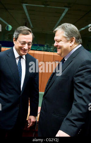 7. November 2011 - BXL, Brüssel, Belgien - Griechenland Finance Minister Evangelos Venizelos (R) Chats mit der Europäischen Zentralbank (EZB) Präsidenten Mario Draghi vor Beginn eines Euro zone Treffen der Finanzminister in Brüssel am 2011-11-07 von Wiktor Dabkowski (Credit-Bild: © Wiktor Stockfoto