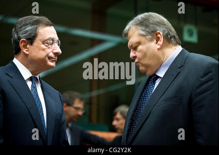 7. November 2011 - BXL, Brüssel, Belgien - Griechenland Finance Minister Evangelos Venizelos (R) Chats mit der Europäischen Zentralbank (EZB) Präsidenten Mario Draghi vor Beginn eines Euro zone Treffen der Finanzminister in Brüssel am 2011-11-07 von Wiktor Dabkowski (Credit-Bild: © Wiktor Stockfoto